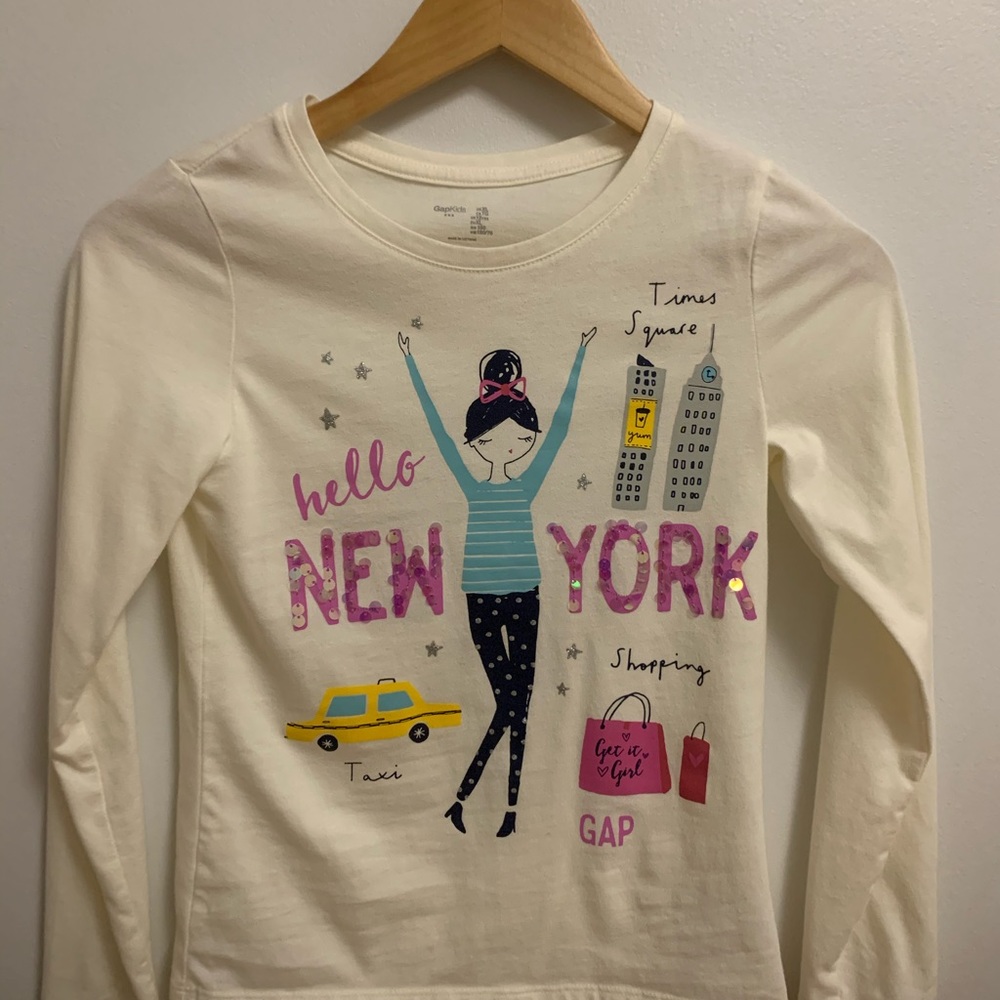 Long sleeves tee.